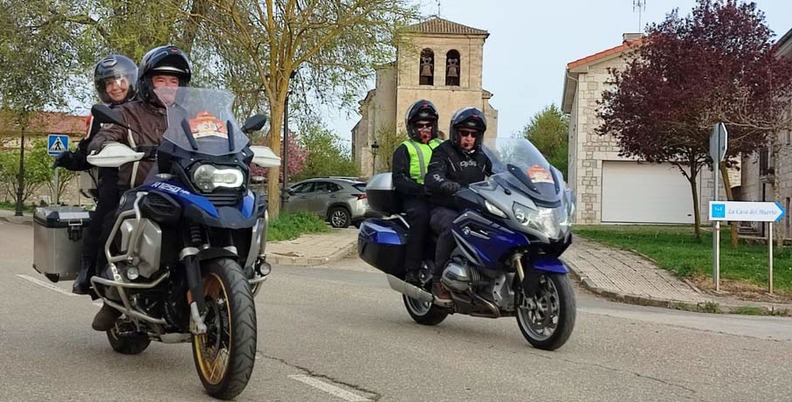 Algunos de los motoristas participantes en el Rally en Vivar del Cid (Burgos), inicio del Camino