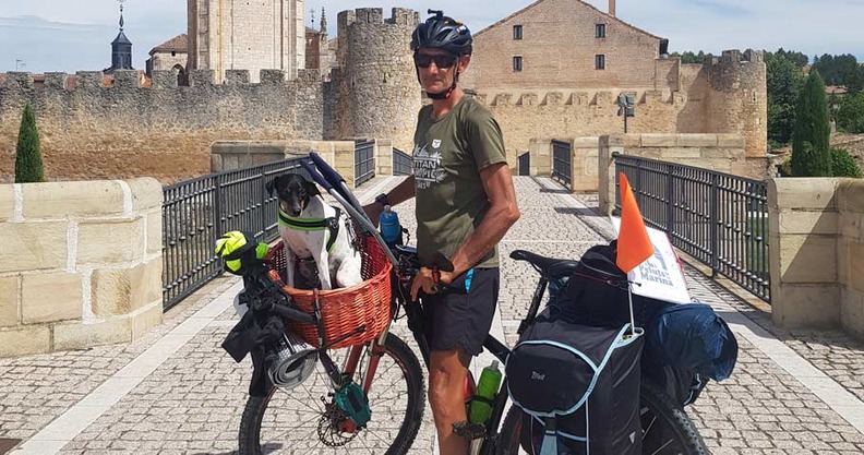 Jos Enrique Melchor junto a Ciro en El Burgo de Osma (Soria), en el Camino del Cid