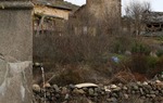 Si vas andando o en bici te aconsejamos que rellenes tus botellines en las fuentes pblicas de los pueblos. En muchas de estas fuentes encontrars un cartel donde se advierte: "Agua no tratada". Esto no quiere decir que el agua no sea potable, sino que, procediendo de un manantial cercano, no ha sido tratada qumicamente. Generalmente son aguas de mucha calidad. Si tienes duda pregunta a algn paisano / ALC.