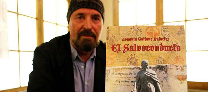 Joaquín Gaitano con su libro "El Salvoconducto" Joaquín Gaitano con su libro "El Salvoconducto"