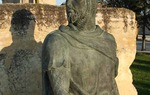 El Cid es uno de los grandes mitos literarios espaoles, pero a diferencia de otros, como el Quijote o el Don Juan, el personaje literario est basado en un personaje histrico: Rodrigo Daz, un guerrero castellano que vivi en el siglo XI. Imagen: estatua del Cid, en Vivar del Cid (Burgos): desde aqu parti Rodrigo hacia el destierro, segn cuenta el Cantar, "con lgrimas en los ojos" / ALC.