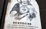 Tradiciones clavadas en las puertas de las casas.