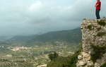 En 1097 el Cid y Pedro I organizaron desde Valencia una expedicin para pertrechar el castillo de Pea Cadiella (hoy de Carbonera, en el lmite entre Otos y Beniatjar, en la Sierra de Benicadell), un islote cidiano en pleno territorio almorvide. Las vistas desde all dan cuenta de su importancia estratgica / Gersn Beltrn.