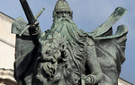 El Cantar de mo Cid fue escrito un siglo despus de la muerte del Cid, y mezcla hechos reales con otros inventados para dar lugar a un personaje literario muy potente: el Cid Campeador que ha llegado a nuestros das. En la imagen: la estatua ms fotografiada de la ciudad de Burgos es esta del Cid, obra del escultor Juan Cristbal / ALC.