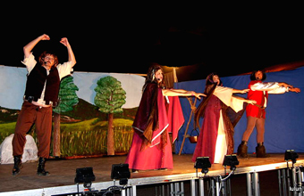 Un momento de la representación teatral Un momento de la representación teatral