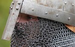 Esta cofia de malla protega la cabeza, el cuello y los hombros de los guerreros, y fue muy utilizada hasta bien entrada la Edad Media. Podrs ver algunas buenas reproducciones en las muchas recreaciones medievales que tienen lugar a lo largo del Camino del Cid / ALC.