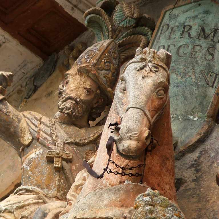 Estatua del Cid en plan "Santiago Matamoros", en la fachada del Monasterio de San Pedro de Cardeña, en Burgos / ALC. Estatua del Cid en plan "Santiago Matamoros", en la fachada del Monasterio de San Pedro de Cardeña, en Burgos / ALC.