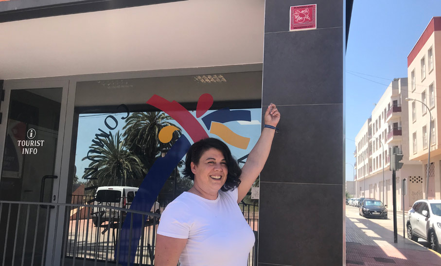 La concejala de Turismo de Albatera muestra el azulejo identificativo del Camino del Cid de la Oficina de Turismo La concejala de Turismo de Albatera muestra el azulejo identificativo del Camino del Cid de la Oficina de Turismo