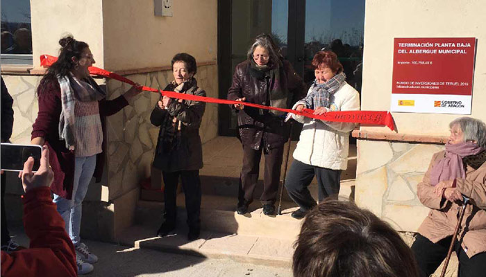 Avelina, Eulalia y Margarita, las tres vecinas de Monforte de Moyuela encargadas de cortar la cinta de inauguración del albergue Avelina, Eulalia y Margarita, las tres vecinas de Monforte de Moyuela encargadas de cortar la cinta de inauguración del albergue