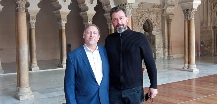 El catedrático Alberto Montaner con el compositor Iazabo (dcha.) en el Palacio de la Aljafería de Zaragoza El catedrático Alberto Montaner con el compositor Iazabo (dcha.) en el Palacio de la Aljafería de Zaragoza