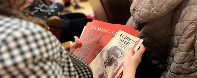 Asistente a la reunión con los materiales del Camino del Cid Asistente a la reunión con los materiales del Camino del Cid