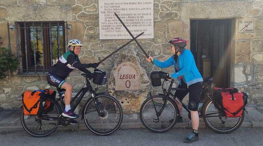 Blanca Fernández, a la derecha de la imagen, junto a su amiga Mariaje antes de comenzar el Camino del Cid en Vivar del Cid (Burgos) Blanca Fernández, a la derecha de la imagen, junto a su amiga Mariaje antes de comenzar el Camino del Cid en Vivar del Cid (Burgos)