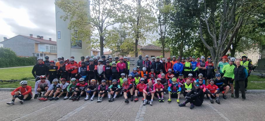 Los participantes en la Marcha Cicloturista de Bomberos en Vivar del Cid (Burgos) Los participantes en la Marcha Cicloturista de Bomberos en Vivar del Cid (Burgos)
