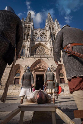 Un momento del cortejo fúnebre que precede a la representación de "La noche en la que murió el Cid" Un momento del cortejo fúnebre que precede a la representación de "La noche en la que murió el Cid"