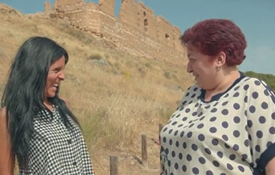 La periodista Ainara Hernando con María Jesús Esteban, propietaria de un alojamiento en Daroca (Zaragoza) La periodista Ainara Hernando con María Jesús Esteban, propietaria de un alojamiento en Daroca (Zaragoza)