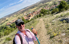 El periodista Carlos Herrera en el Camino del Cid con Santo Domingo de Silos al fondo El periodista Carlos Herrera en el Camino del Cid con Santo Domingo de Silos al fondo
