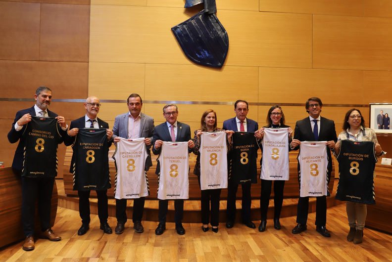Los representantes de las diputaciones provinciales con la camiseta del Club de Baloncesto Babieca Los representantes de las diputaciones provinciales con la camiseta del Club de Baloncesto Babieca
