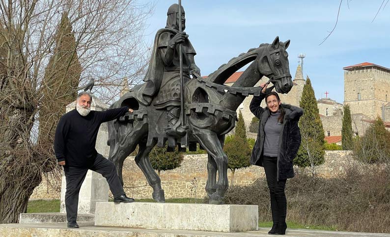 El periodista Javier Pérez Andrés junto a Lidia Arribas, alcaldesa de Caleruega, Burgos. Foto: El Arcón El periodista Javier Pérez Andrés junto a Lidia Arribas, alcaldesa de Caleruega, Burgos. Foto: El Arcón