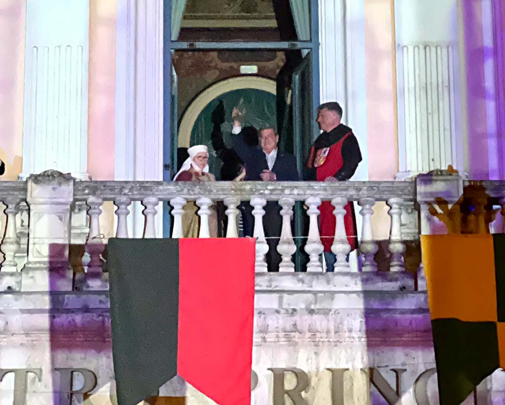 El presidente de la Diputación de Burgos tras recoger el galardón (Foto: Burgos Cidiano) El presidente de la Diputación de Burgos tras recoger el galardón (Foto: Burgos Cidiano)