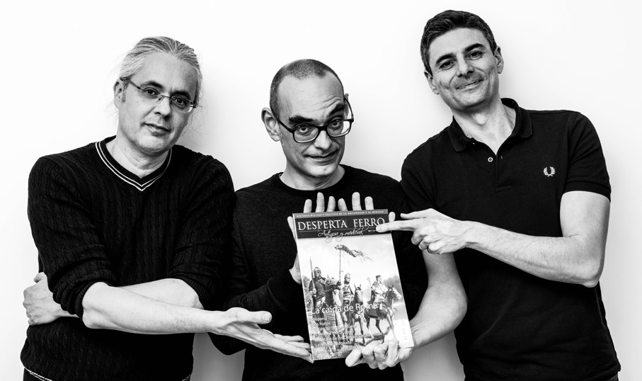 Javier Gómez junto a los otros dos fundadores de Desperta Ferro Ediciones: Carlos de la Rocha (izda.) y Alberto Pérez (dcha.) Javier Gómez junto a los otros dos fundadores de Desperta Ferro Ediciones: Carlos de la Rocha (izda.) y Alberto Pérez (dcha.)