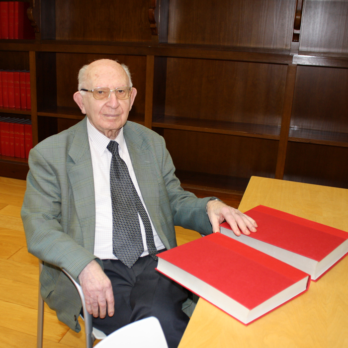 Gonzalo Martínez Díez en la Biblioteca del Monasterio de San Agustín de Burgos Gonzalo Martínez Díez en la Biblioteca del Monasterio de San Agustín de Burgos