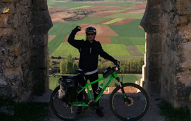 El escritor y periodista francés Marc Fernández en la puerta califal de Gormaz (Soria) El escritor y periodista francés Marc Fernández en la puerta califal de Gormaz (Soria)