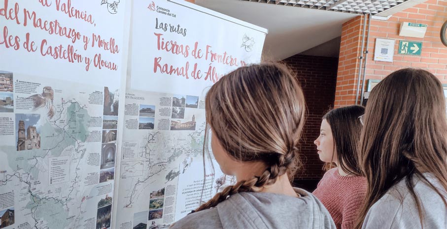 Alumnos del IES La Vall de Segó visitando la exposición del Camino del Cid Alumnos del IES La Vall de Segó visitando la exposición del Camino del Cid