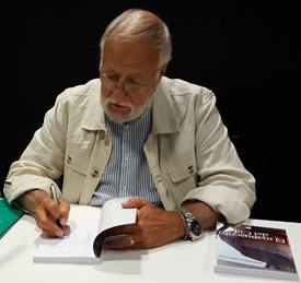 El autor de "El Manuscrito del Cid" firmando la novela El autor de "El Manuscrito del Cid" firmando la novela