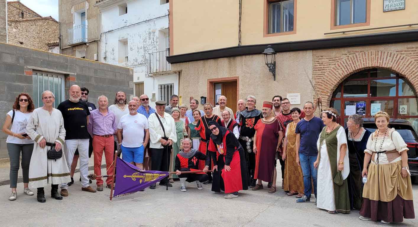 Foto de grupo antes de acceder al local de la asociación Mio Cid donde tuvo lugar el Encuentro Foto de grupo antes de acceder al local de la asociación Mio Cid donde tuvo lugar el Encuentro