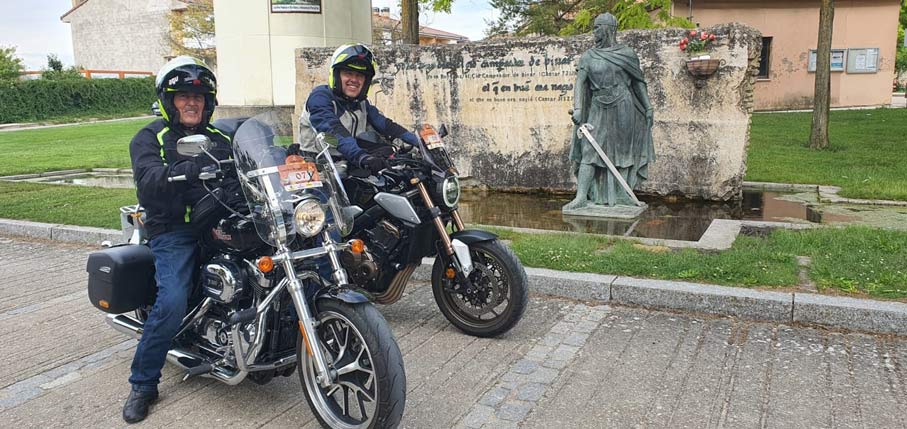 Dos de los participantes en el II Rally Mototurísico Camino del Cid en Vivar del Cid (Burgos) Dos de los participantes en el II Rally Mototurísico Camino del Cid en Vivar del Cid (Burgos)