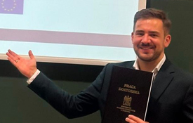 El Dr. Łukasz Szał tras la defensa de su tesis doctoral El Dr. Łukasz Szał tras la defensa de su tesis doctoral