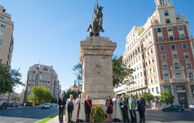 Ofrenda floral ante la estatua del Cid en Valencia Ofrenda floral ante la estatua del Cid en Valencia