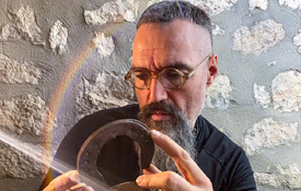 El artista Óscar Martín en su taller con una de las nuevas herraduras de Babieca El artista Óscar Martín en su taller con una de las nuevas herraduras de Babieca
