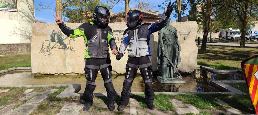 Dos de los participantes del Rally frente a la estatua del Campeador en Vivar del Cid (Burgos) Dos de los participantes del Rally frente a la estatua del Campeador en Vivar del Cid (Burgos)