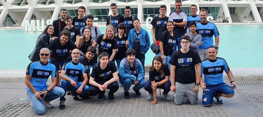 Miembros de la Peña Ciclista El Rayo con usuarios de la Asociación Anjel en Valencia Miembros de la Peña Ciclista El Rayo con usuarios de la Asociación Anjel en Valencia