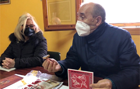 El presidente de la Diputación de Teruel, Manuel Rando, explica a visitantes e interesados algunas de las ventajas del sellado del Salvoconducto El presidente de la Diputación de Teruel, Manuel Rando, explica a visitantes e interesados algunas de las ventajas del sellado del Salvoconducto