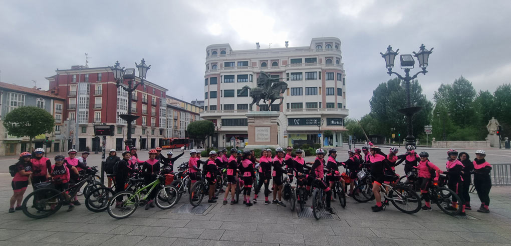 Las ciclistas de la asociación Princessbikes frente a la estatua del Cid en Burgos antes de iniciar su recorrido por el Camino del Cid Las ciclistas de la asociación Princessbikes frente a la estatua del Cid en Burgos antes de iniciar su recorrido por el Camino del Cid