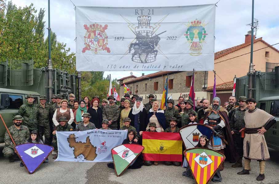 Miembros del RT 21 junto a integrantes de la Asociación Vivar, cuna del Cid, antes de poner rumbo al Camino del Cid Miembros del RT 21 junto a integrantes de la Asociación Vivar, cuna del Cid, antes de poner rumbo al Camino del Cid