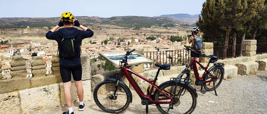 Los representantes de las Agencias de Viaje polacas en el Mirador de la Cruz de Mora de Rubielos, Teruel Los representantes de las Agencias de Viaje polacas en el Mirador de la Cruz de Mora de Rubielos, Teruel