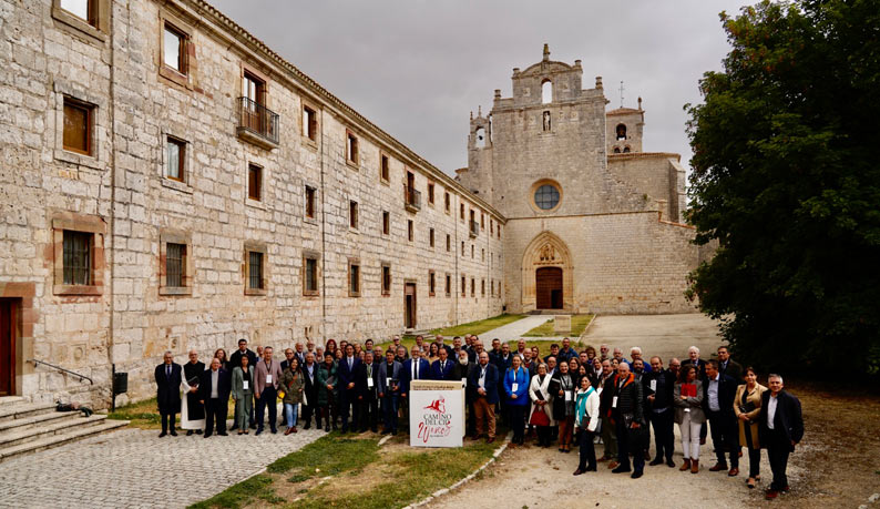 Hace 20 años se constituyó el Consorcio Camino del Cid en este mismo lugar. En la imagen asistentes al Consejo Rector extraordinario celebrado en el Monasterio de San Pedro de Cardeña Hace 20 años se constituyó el Consorcio Camino del Cid en este mismo lugar. En la imagen asistentes al Consejo Rector extraordinario celebrado en el Monasterio de San Pedro de Cardeña