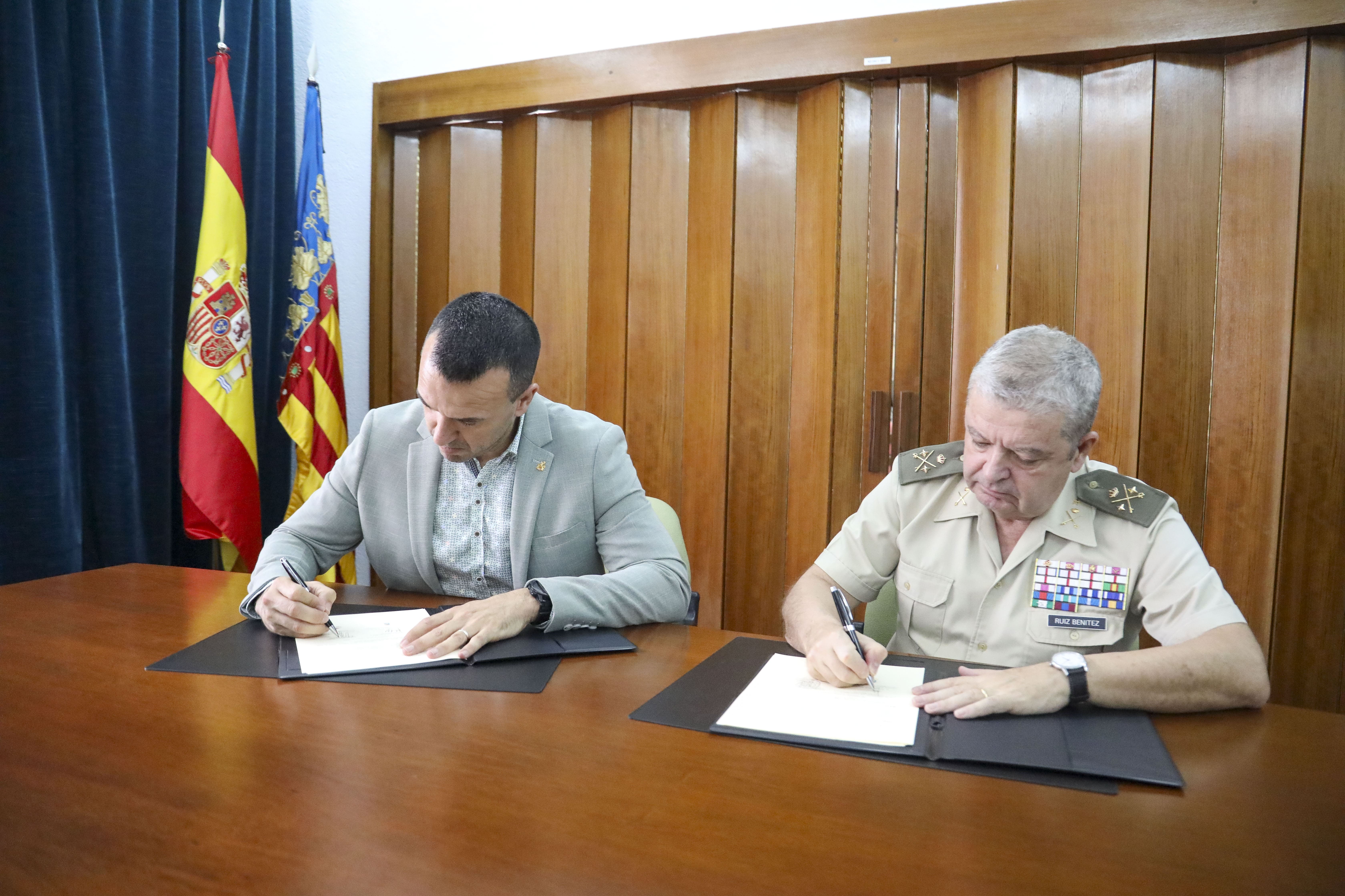 Protocolo de colaboración entre Consorcio Camino del Cid y el Instituto de Historia y Cultura Militar Vicent Mompó y Antonio Ruiz Benítez firman el acuerdo de colaboración entre Consorcio Camino del Cid y el Instituto de Historia y Cultura Militar
