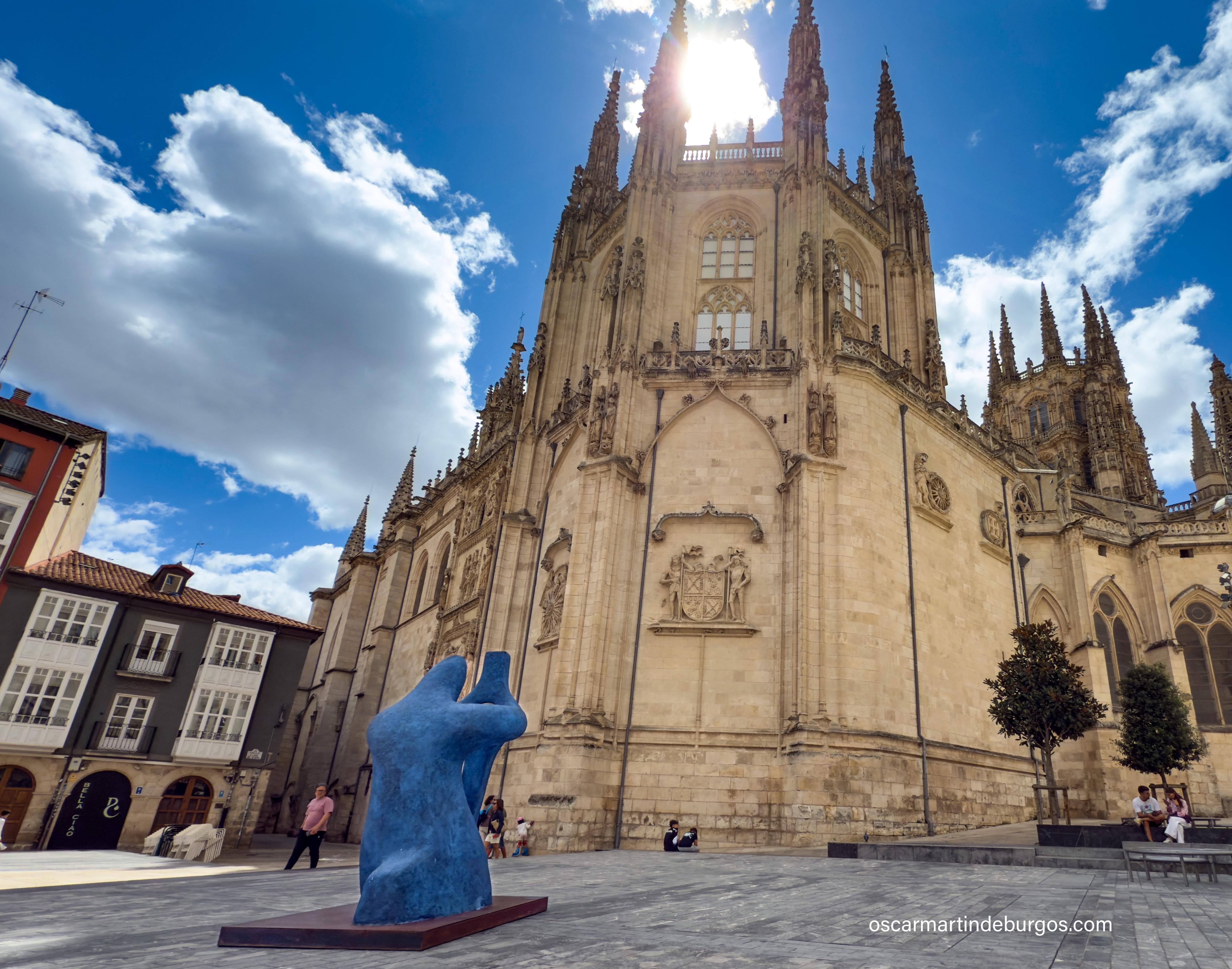 El Cid arrodillado ante Santa María, obra del escultor Martín de Burgos El Cid arrodillado ante Santa María, obra del escultor Martín de Burgos