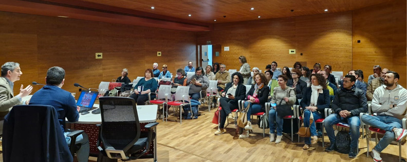 Asistentes a la reunin informativa de Sax (Alicante)