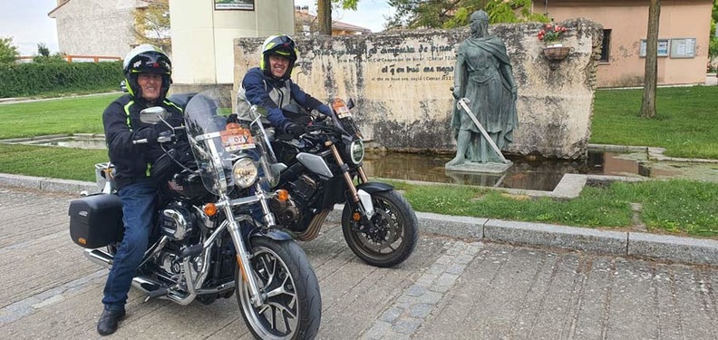 Dos de los participantes en el II Rally Mototursico Camino del Cid en Vivar del Cid (Burgos)