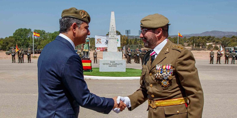 El director gerente del Consorcio Camino del Cid, Alberto Luque, junto al Jefe del Regimiento de Transmisiones 21, Coronel David lvarez Lanzarote