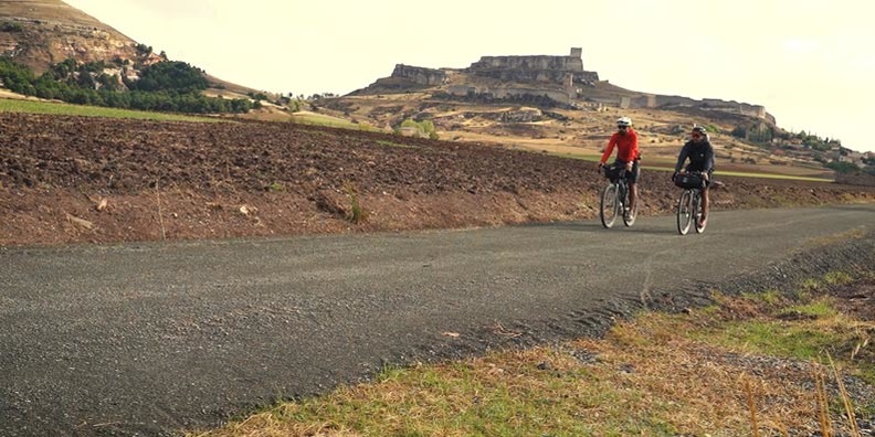 Pablo Calvo y Sergio Luna ciclando en el Camino del Cid