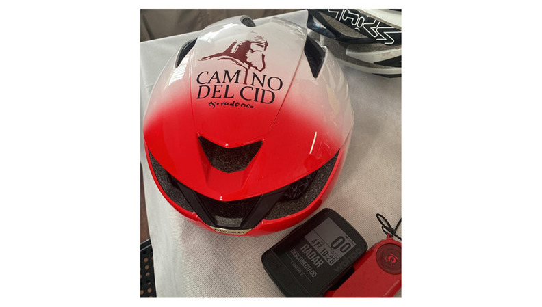 Casco de bici en el que se ha impreso el logo del Camino del Cid