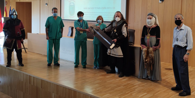 La Asociacin Vivar Cuna del Cid ha entregado la Tizona al personal de la UCI del Hospital de Burgos