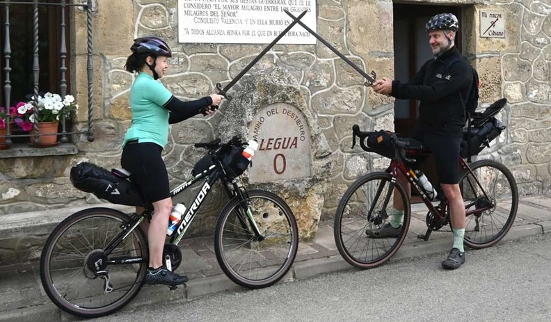 Julia Fernndez y Gonzalo de las Heras de El Correo antes de poner rumbo al Camino del Cid 