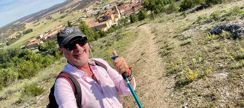 El periodista Carlos Herrera en el Camino del Cid con Santo Domingo de Silos al fondo